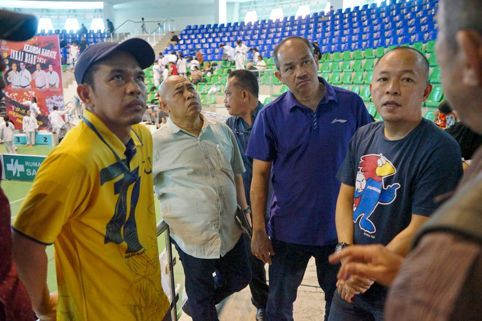 Manajer Marketing dan Administrasi BWF Selvaamresh Supramaniam, Ketum Pengprov PBSI Riau Erizul Hendrizal, Kadispora Erisman Yahya, Ahmad Dardiri, tim PBSI Pusat melakukan peninjauan Gelanggang Remaja