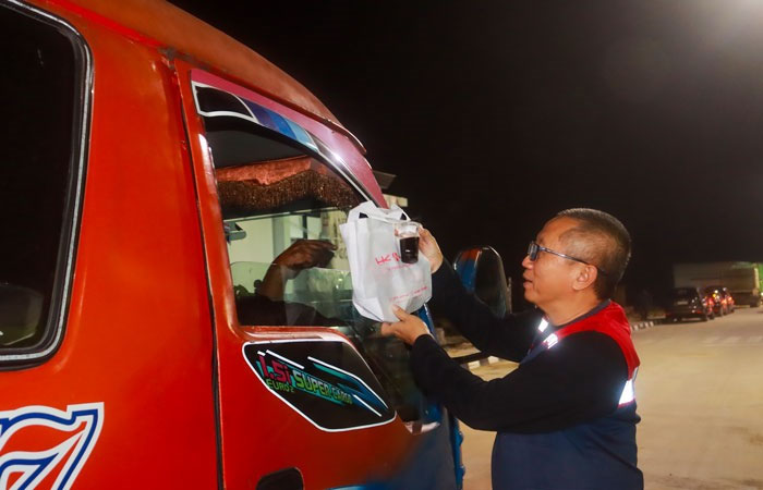 Branch Manager Tol Permai Jarot Seno Wibawa saat memberikan snack dan kopi kepada pengendara di Rest Area Km 65 Tol Permai, Kamis (23/5/2024).
