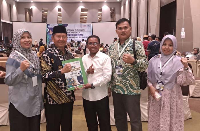 Fasilitator Kemendikbudristek Rahim  (tiga kiri) Kepala SMK Muti Pekanbaru Drs  Alisman (dua kiri) berserta tim SMK Muti Pekanbaru saat melaksanakan Bimtek SMK.