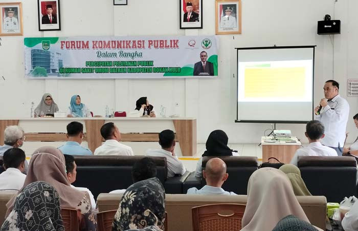 Direktur RSUD Rohul dr Zuldi Afki SpP memaparkan regulasi dan standar pelayanan publik di bidang kesehatan dalam acara Forum Konsultasi Publik (FKP) di aula RSUD Rohul.