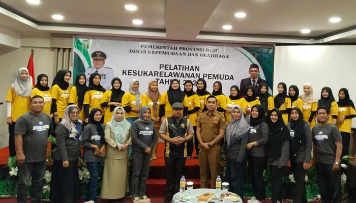 Kepala Bidang Layanan Kepemudaan Helfandi dan staf foto bersama peserta Pelatihan Kesukarelawanan Pemuda tahun 2024 di Hotel Mutiara Merdeka, Pekanbaru.