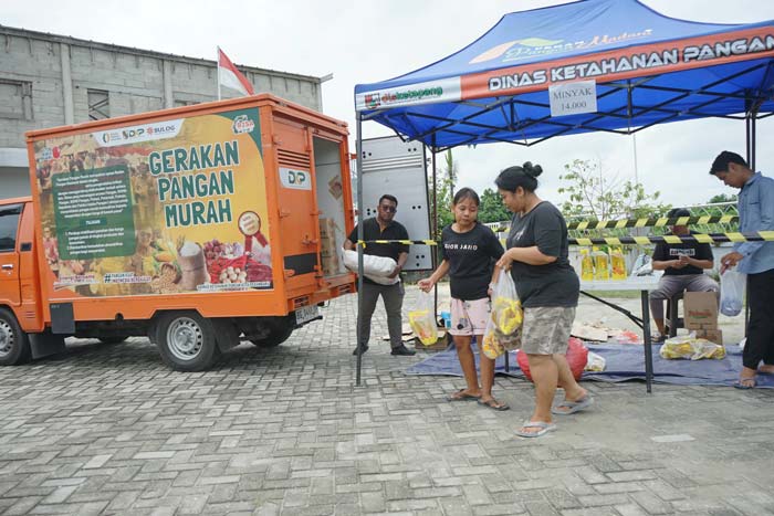 Warga membeli pangan murah saat kegiatan Gerakan Pangan Murah (GPM) yang digelar Dinas Ketahanan Pangan Pekanbaru di halaman Masjid Paripurna Az Zikra.