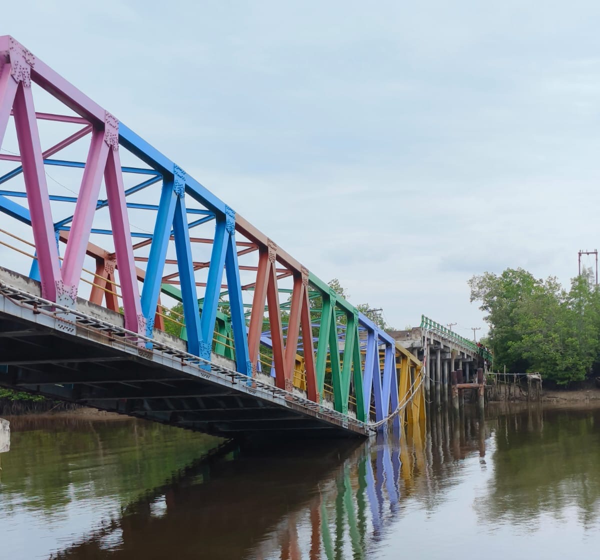 Photo  Kondiai jembatan Panglima Sampul Sungai Perumbi yang ambruk, Rabu (22/5/2024) kemarin.