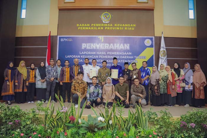 Wali Kota Dumai H Paisal SKM Mars didampingi Sekko Dumai H Indra Gunawan, Ketua DPRD Dumai Suprianto dan unsur OPD Pemko Dumai foto bersama.