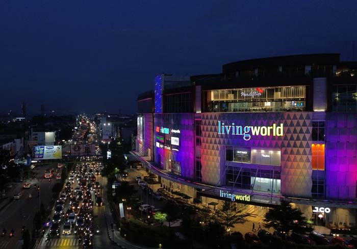 Mal Living World berdiri megah di tengah Kota Pekanbaru. Living World menjadi tujuan berbelanja bagi warga Riau saat ini.