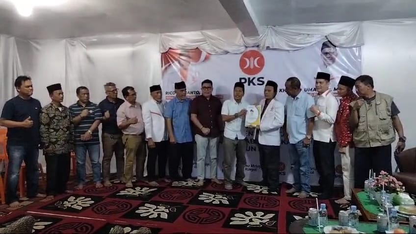 H Indra Gunawan Eet alias Engah Eet menyerahkan formulir pendaftaran Bacalon Wabup Bengkalis yang diterima oleh Ketua DPD PKS Bengkalis H Khairul Umam di Kantor Sekretariat PKS Bengkalis di Duri.