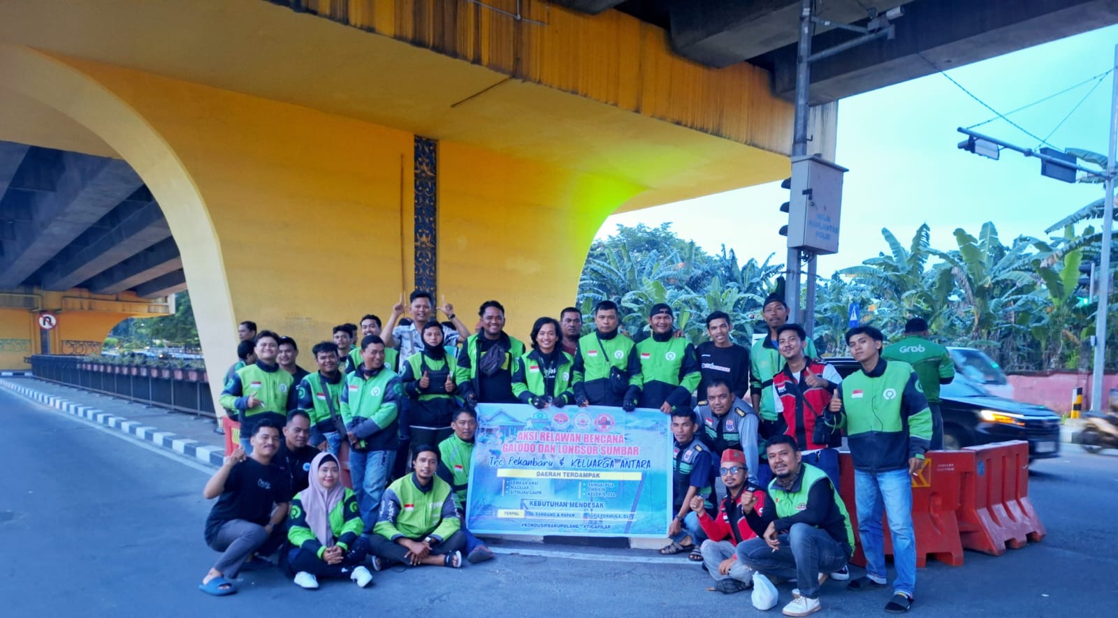 Foto bersama usai menjalankan bakul donasi, Rabu (22/5/2024).