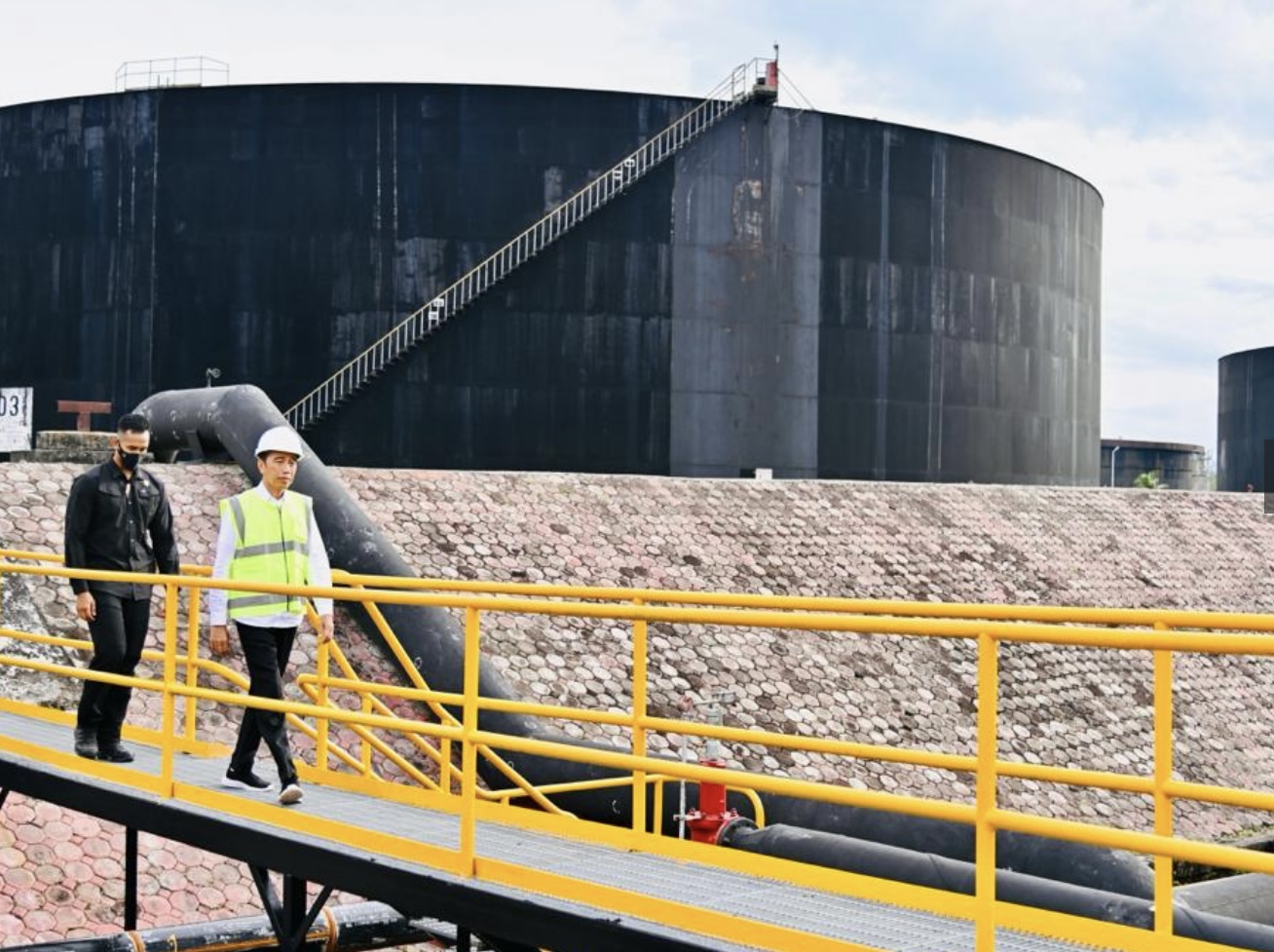 Presiden Joko Widodo meninjau proses produksi minyak dan gas bumi (migas) di Kawasan PT Pertamina Hulu Rokan Dumai, Kota Dumai, pada Kamis, 5 Januari 2023 lalu.