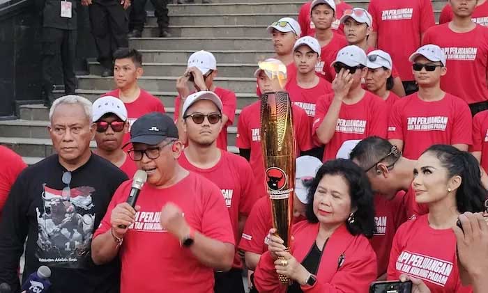 Ketua Bidang Kehormatan DPP PDI Perjuangan, Komarudin Watubun bersama Sekjen PDIP Hasto Kristoyanto.