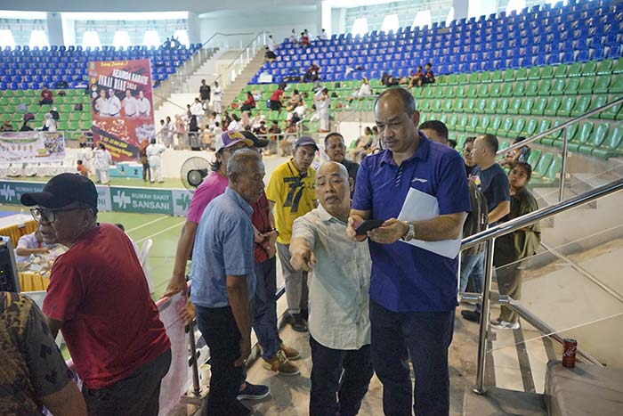 Manager Marketing dan Administrasi BWF Selvaamresh Supramaniam (kanan) didampingi Kadispora Riau Erisman Yahya, Ketua Umum Pengprov PBSI Riau Erizul Hendrizal, pengurus PBSI Riau Ahmad Dardiri