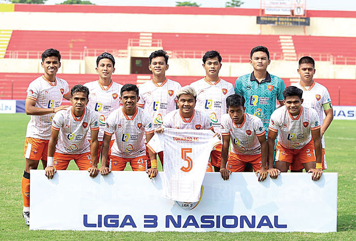 Pemain Tornado FC foto bersama sebelum melawan Persipani Paniai dalam laga Grup 3 Babak 16 Besar Liga 3 Putaran Nasional di Stadion Sultan Agung Bantul, Kamis.