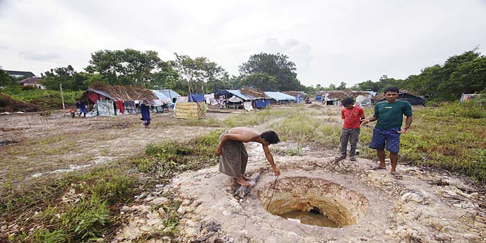 Pengungsi Rohingya saat mengambil air sumur hasil menggali sendiri di belakang Bandar Serai, Kamis (23/5/2024).