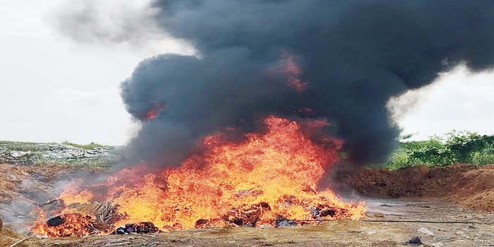 Gumpalan asap hitam pekat membubung tinggi ke angkasa seiring adanya proses pemusnahan sejumlah barang bukti oleh pihak Kejaksaan Negeri Dumai di TPA Mekar Sari, Kecamatan Dumai Selatan.