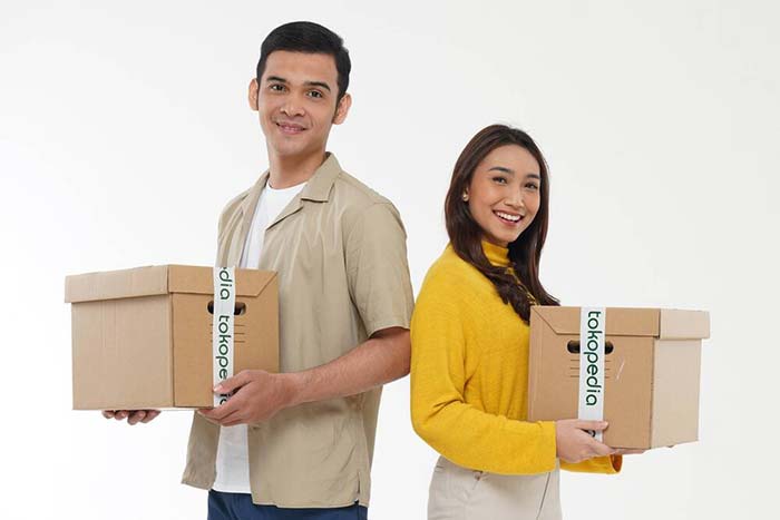 Pelaku UMKM memanfaatkan Tokopedia bersama TikTok lewat Shop|Tokopedia, terus mendukung usaha lokal agar menjadi pilihan utama masyarakat Indonesia.