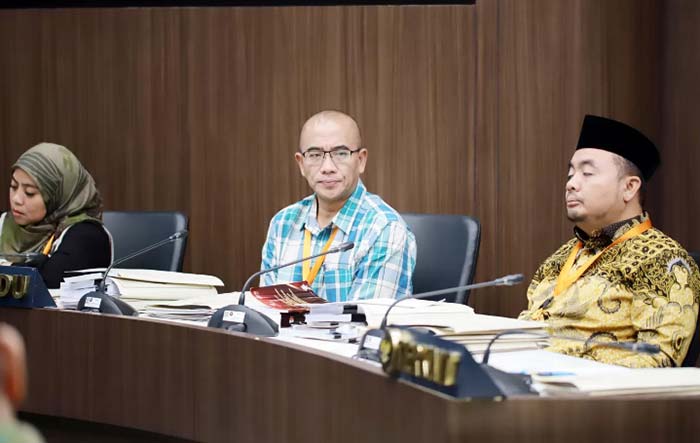 Ketua KPU RI Hasyim Asy&rsquo;ari bersama Anggota KPU RI lainnya saat sidang lanjutan dugaan pelanggaran Kode Etik Penyelenggara Pemilu (KEPP) yang digelar DKPP
