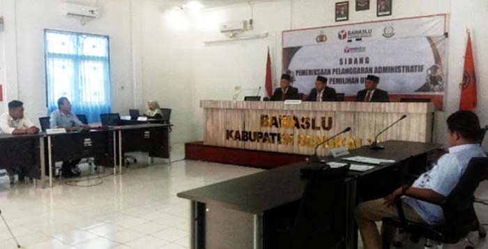 Bawaslu Bengkalis menggelar sidang pemeriksaan pelanggaran administrasi pemilu dengan agenda membaca kesimpulan pelapor dari Partai Gerindra dan terlapor dari KPU Bengkalis