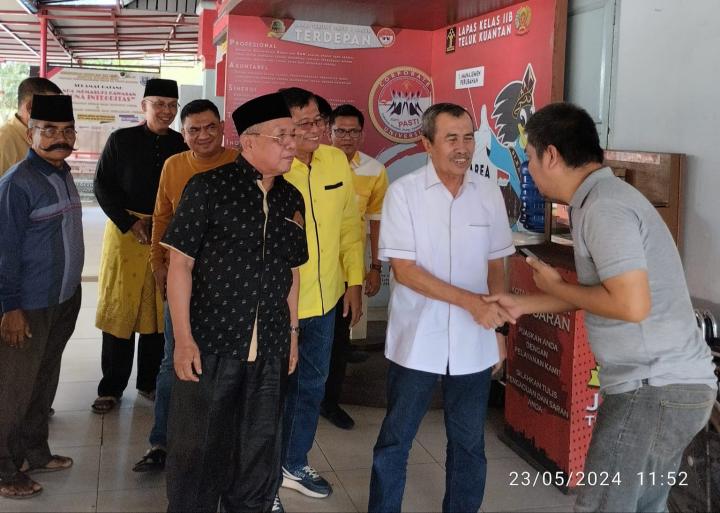 Mantan Gubernur Riau Syamsuar saat keluar dari Lapas IIB Teluk Kuantan, usai mengunjungi mantan Bupati Kuansing H Sukarmis, Kamis (23/5/2024) siang.