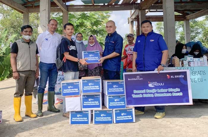Caretaker for Head Sales W-Central Sumatra 2, Toddy C Siburian (kedua dari kanan) saat menyerahkan donasi dari XL Axiata Peduli kepada warga korban bencana banjir lahar dingin di Tanah Datar, Sumbar.