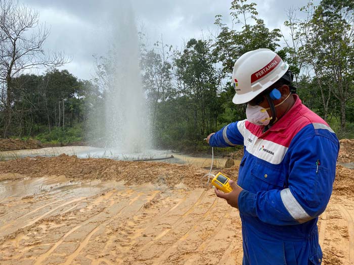Petugas PEP Lirik melakukan pengecekan kandungan gas pada luapan air bercampur tanah yang terjadi tak jauh dari sumur produksi di Desa Gudang Batu Kecamatan Lirik, Kabupaten Inhil.