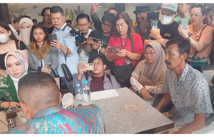 Keluarga Vina Cirebon, mendatangi tim hukum pengacara Hotman Paris Hutapea usai kasus yang menyebabkan perempuan itu tewas kembali viral karena difilmkan