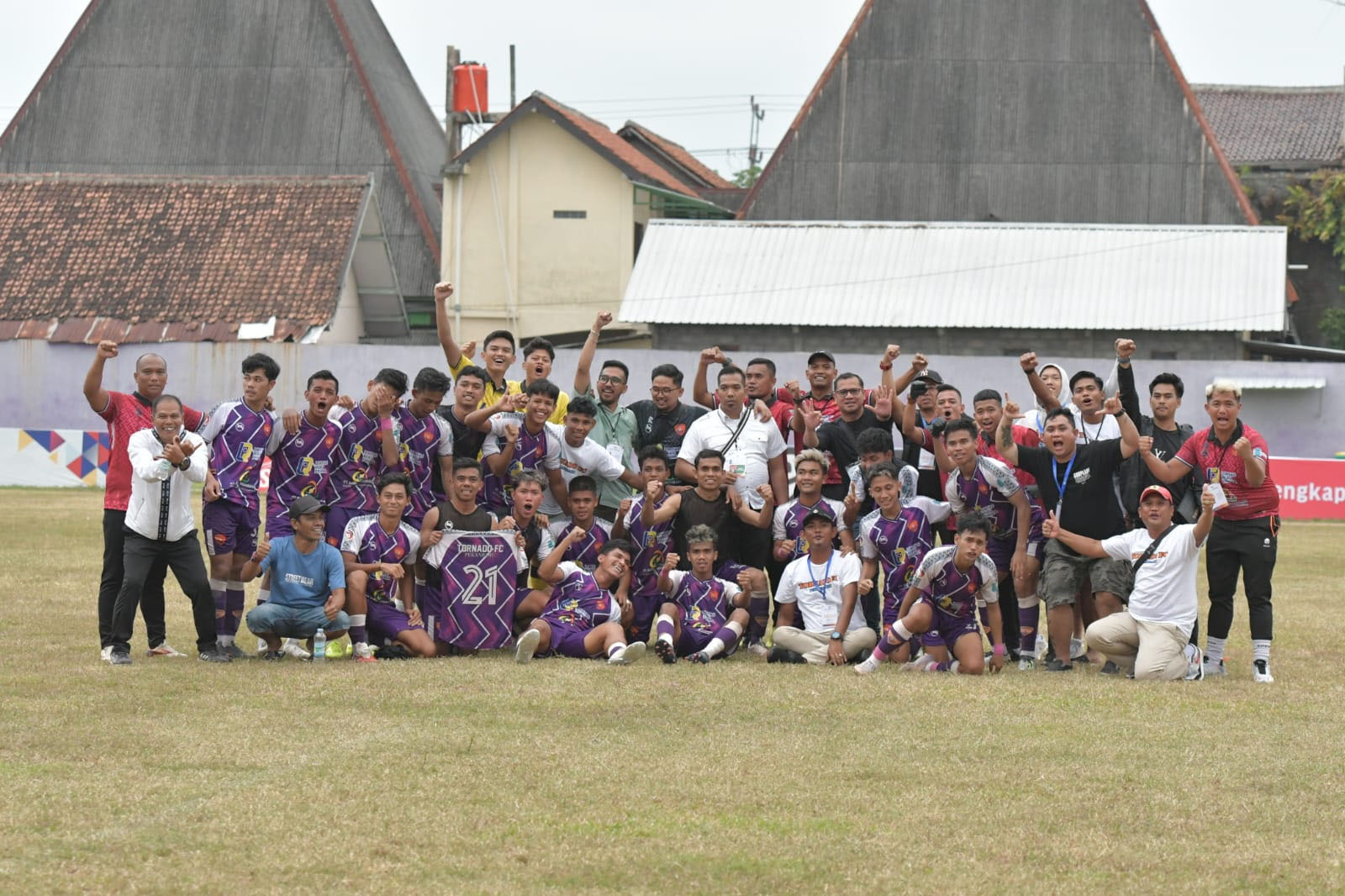 Manajer Tornado FC Hariyadi Wiradinata beserta ofisial lainnya foto bersama tim pelatih dan pemain saat merayakan keberhasilan lolos ke Babak 8 Besar Liga 3 Putaran Nasional 2023/2024