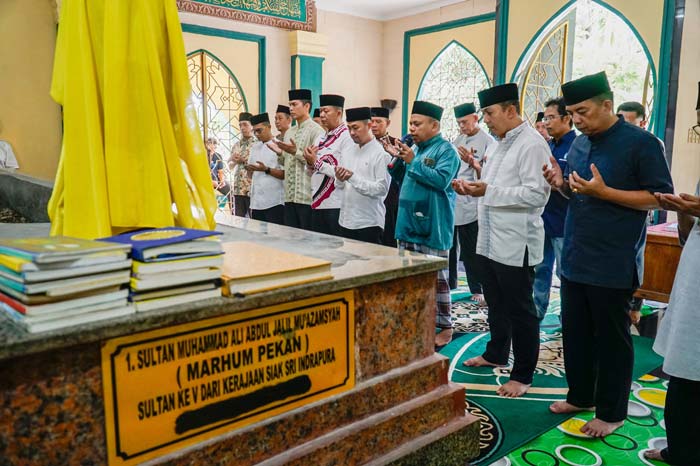 Pj Wali Kota Pekanbaru Risnandar Mahiwa (empat kanan depan) bersama Forkopimda Kota Pekanbaru dan para kepala dinas ziarah ke makam Marhum Pekan di Kompleks Masjid Raya.