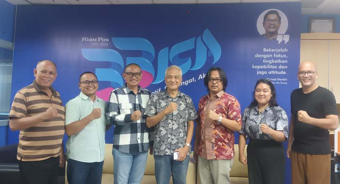 berfoto bersama: Pengurus GPIB Jemaat Immanuel Pekanbaru berfoto bersama Direktur Riau Pos Firman Agus (tiga kanan),  Jumat (24/5/2024).