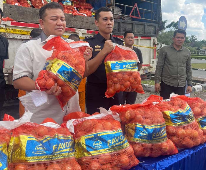 Dirreskrimsus Polda Riau Kombes Pol Nasriadi saat menunjukkan bawang bombay ilegal yang berhasil diamankan,  Kamis (23/5/2024).