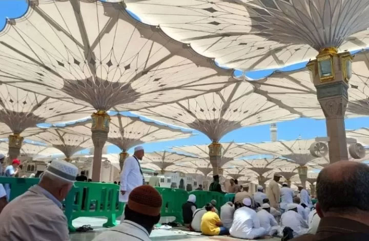 Cuaca panas saat siang hari bisa membuat jemaah calon haji dehidrasi dan kehabisan stamina.