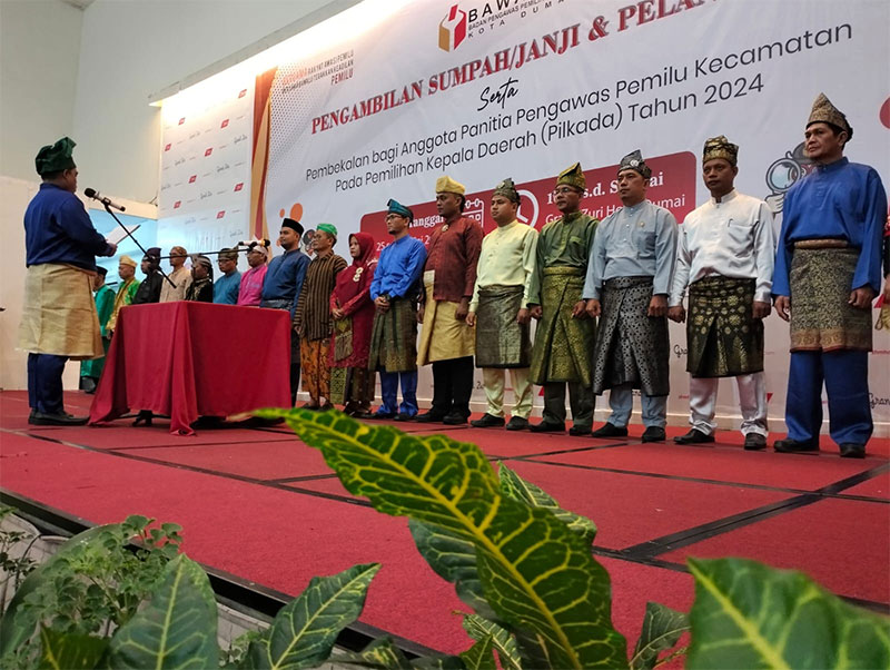Ketua Bawaslu Dumai, Agustri melantik 21 anggota Panwascam di Kota Dumai di Ballroom Grand Zuri Hotel,  Sabtu (25/5/2024).