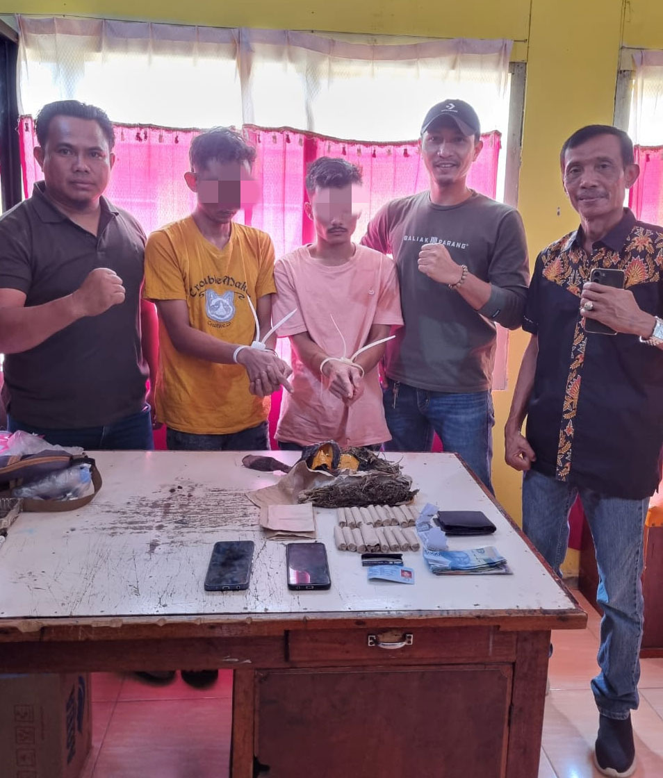 Jajaran Polsek Kampar Kiri meringkus dua pelaku penyalahgunaan narkoba jenis daun ganja kering di Jalan Pancasila, Kelurahan Lipatkain, Kecamatan Kampar Kiri.