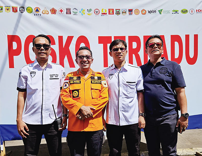 Bupati Tanah Datar Eka Putra foto bersama dengan rombongan WCI Riau seusai penyerahan bantuan di Batusangkar, baru-baru ini.