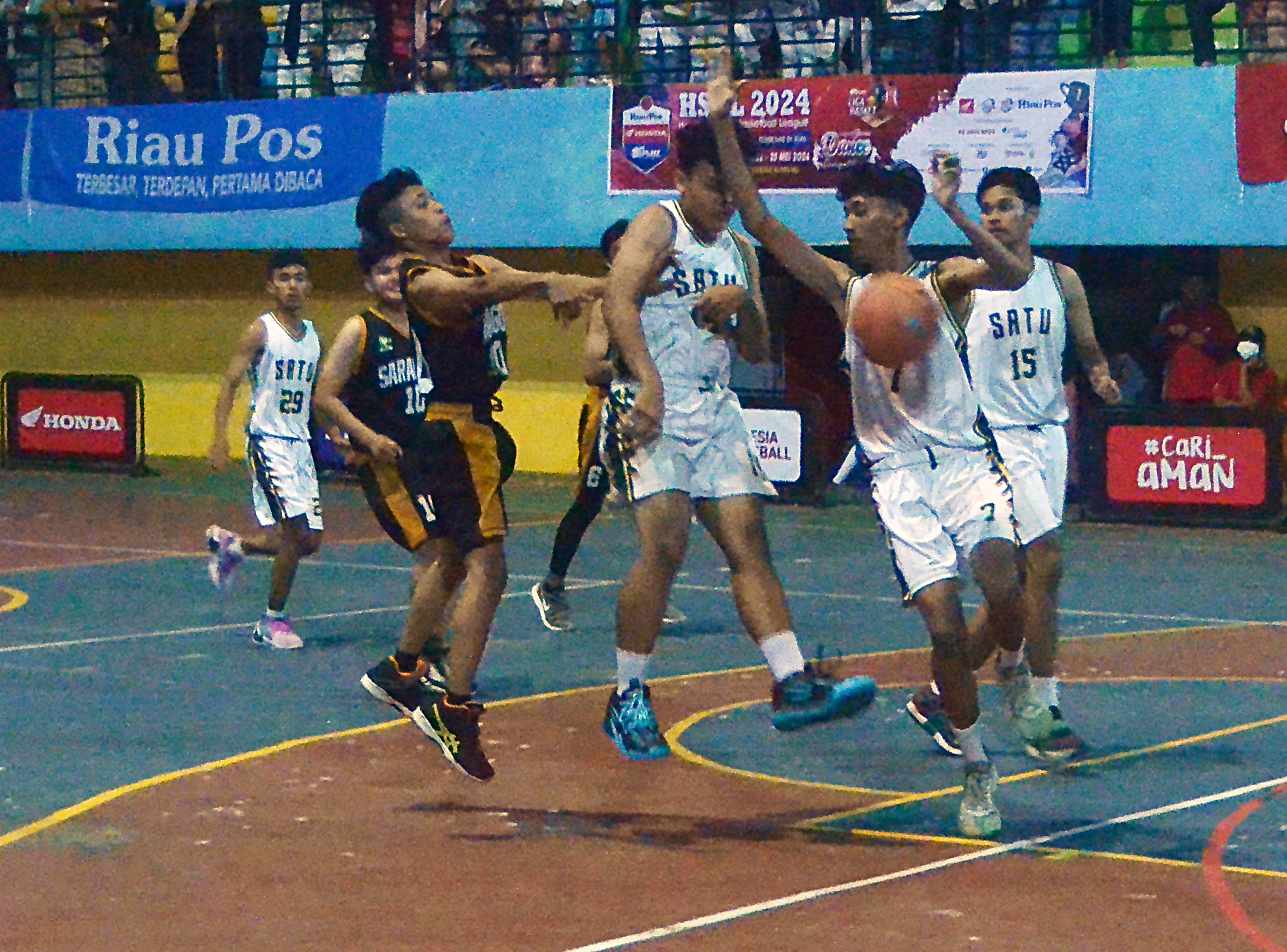 : Para pemain basket putri SMAN 1 Telukkuantan berebut bola dalam jump ball dengan SMAN 1 Kuantan Mudik di Hall A Sport Center Kuansing, Sabtu (25/5/2024) malam. Di lapangan yang sama,