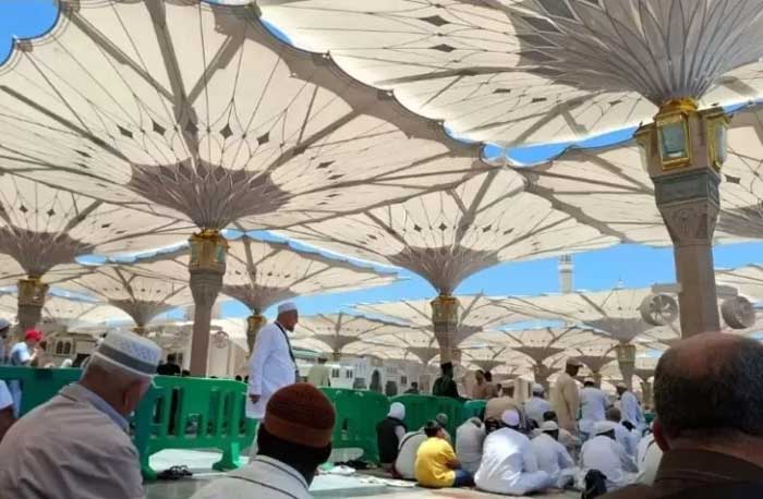 Cuaca panas saat siang hari bisa membuat jamaah haji dehidrasi dan kehabisan stamina.