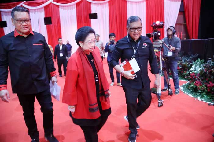 Ketua Umum PDI Perjuangan Megawati Soekarnoputri (tengah) didampingi Sekjen Hasto Kristiyanto dan Ketua DPP PDIP Ahmad Basarah saat Rakernas V PDI Perjuangan di Jakarta, Sabtu (25/5/2024).