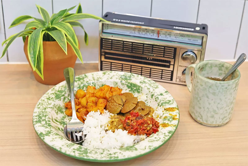 Nasi rames dengan menu semur jengkol di warung Wahteg, Jakarta, adalah salah satu sajian khasnya.