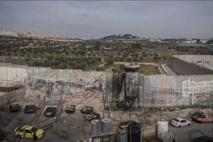 Tembok perbatasan terlihat saat warga Palestina di Kamp Pengungsi Aida menjalani kesehariannya dalam ketakutan akibat serangan pasukan Israel dan pemukim Yahudi di Betlehem.