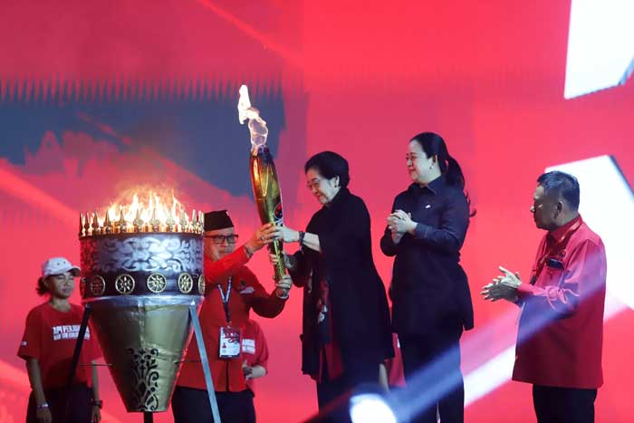 Presiden ke-5 RI yang juga Ketua Umum Partai PDI Perjuangan Megawati Soekarnoputri (kiri) didampingi Ketua DPP PDIP Puan Maharani (kedua kanan) Bendahara Umum Olly Dondokambey (kanan) dan Sekjen PDIP
