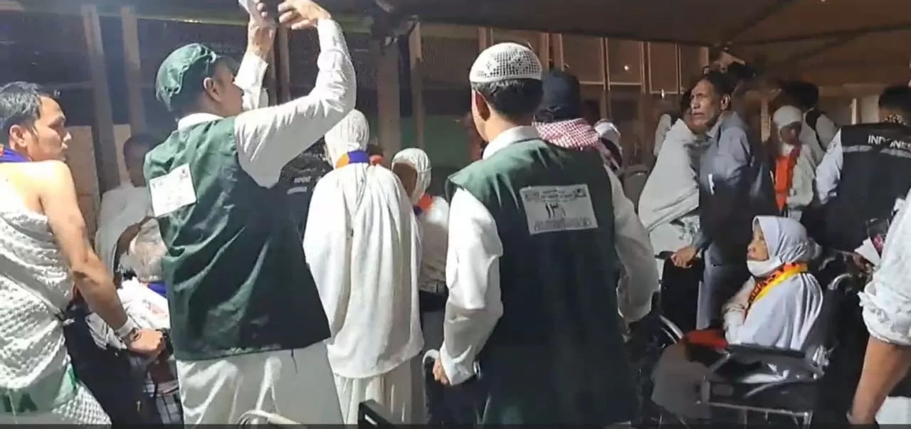 Dua petugas pendorong kereta berada di tengah-tengah rombongan jamaah haji asal Indonesia yang baru tiba di Terminal Syib Amir, Makkah.