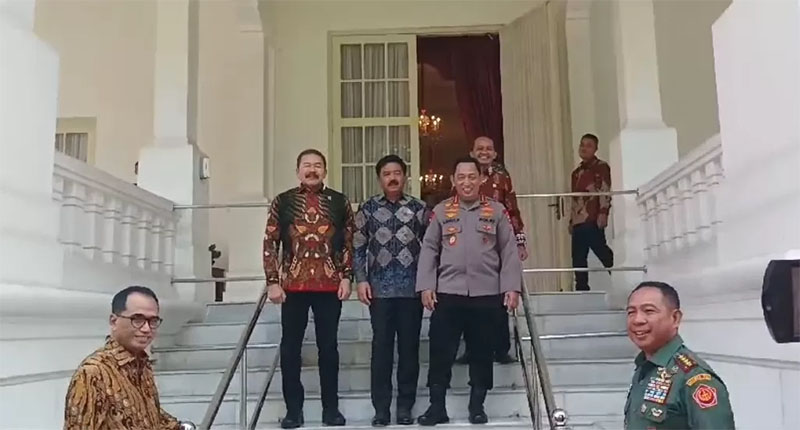 Kapolri Jenderal Listyo Sigit Prabowo terlihat kompak bersama dengan Jaksa Agung ST Burhanudin dan Menko Polhukam Hadi Tjahjanto di Istana Negara, Jakarta, Senin (27/5).