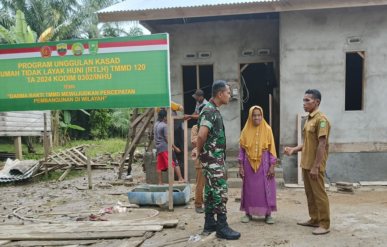 Dandim 0302/Inhu, Letkol Inf Emick Chandra Nasution berbincang dengan pemilik rumah, Siti Sauwiyah dan Sekdes Redang, Sahrizan disela-sela peninjauan, Ahad (27/5/2024).