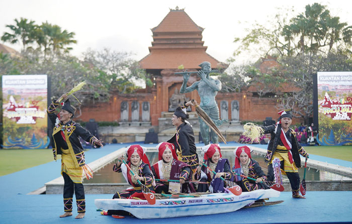 Tari kesenian Pacu Jalur ditampilkan saat acara penutupan World Water Forum ke-10 yang dihelat di Bali, Jumat (24/5/2024).