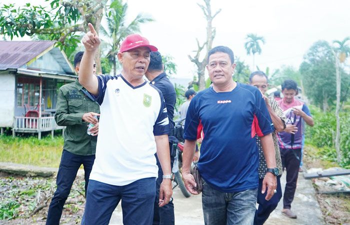 Pj Bupati Inhil H Herman saat melihat masyarakat Kuala Muda Kecil Seberang, Kecamatan Tembilahan, gotong royong, Ahad (26/5/2024).