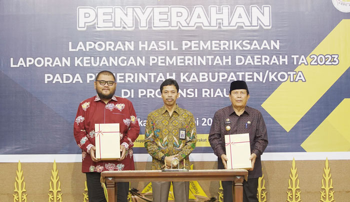Kepala BPK Jariyatna SE MM, Bupati Rohul H Sukiman, Ketua DPRD Rohul Novli Wanda Ade Putra menerima LHP audit LKPD 2023 di Pekanbaru, Rabu (22/5/2024)