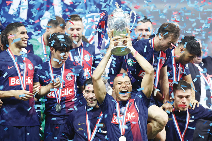 Para pemain Paris Saint-Germain melakukan selebrasi usai menjuarai Coupe de France di Stade Pierre Mauroy, Lille, Ahad (26/5/2024).