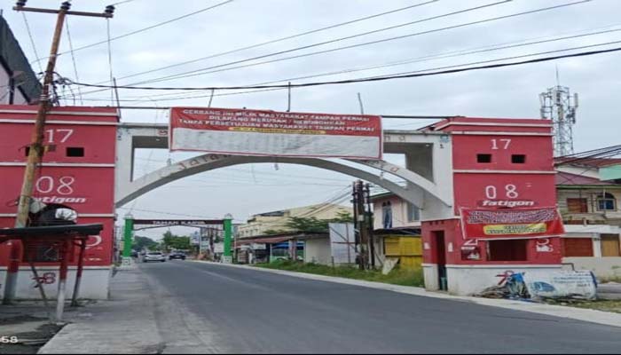 Gapura Taman Karya yang sudah berdiri sejak beberapa tahun silam. Warga menolak adanya rencana perobohan gapura, beberapa hari lalu.