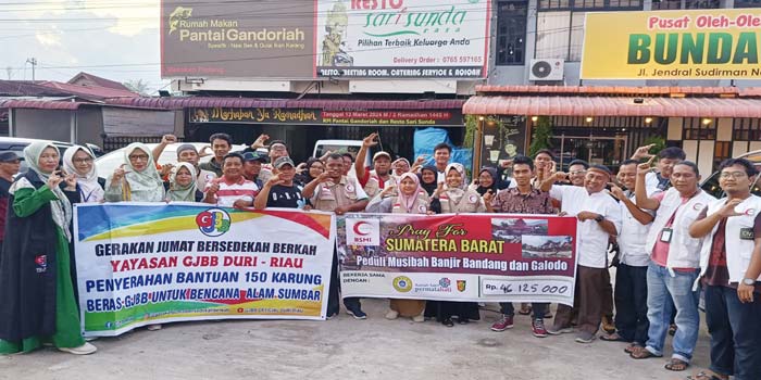 BSMI bersama relawan gabungan Duri menggalang donasi untuk korban banjir bandang di Provinsi Sumatera Barat di Kota Duri, Bengkalis, Sabtu (25/5/2024).