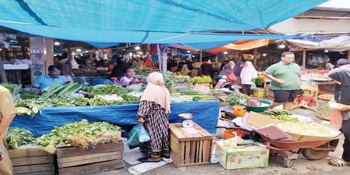Suasana kegiatan jual beli di Pasar Pulau Payung, Ahad (26/5/2024).