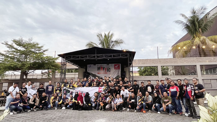 Berbagai anggota komunitas Honda Matic di Pekanbaru berkumpul di Lavaz Kopi dalam acara Honda Maytic Day yang digelar oleh PT Capella Dinamik Nusantara Riau, Ahad (26/5/2024).