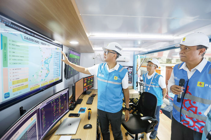 Direktur Utama PLN Darmawan Prasodjo (kiri) didampingi oleh Direktur Distribusi PLN Adi Priyanto (tengah) dan General Manager PLN Unit Induk Distribusi Bali I Wayan Udayana (kanan).